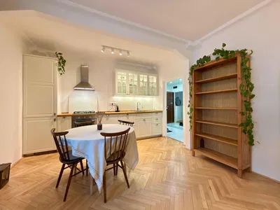 Кухиња; кухињски апарати, дрвени под, природно светло, модерни стил