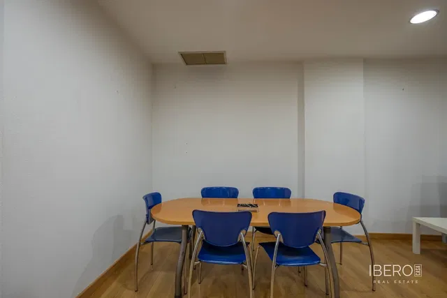 Dnevni boravak; drveni pod, prirodna svjetlost, moderan stil