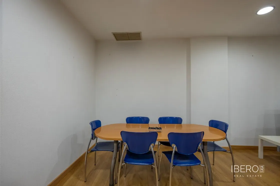 Dnevni boravak; drveni pod, prirodna svjetlost, moderan stil