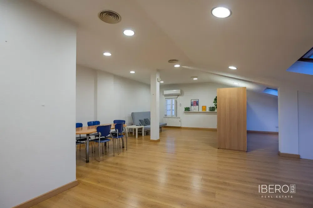 Kuhinja; kućanski aparati, drveni pod, prirodna svjetlost, moderan stil