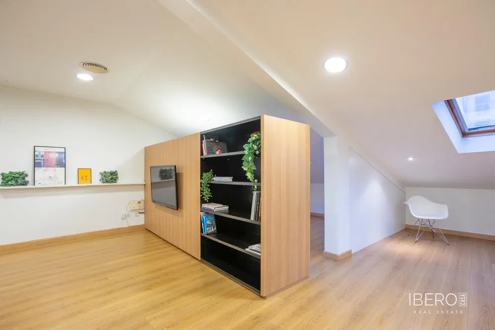 Kuhinja; kućanski aparati, drveni pod, prirodna svjetlost, moderan stil