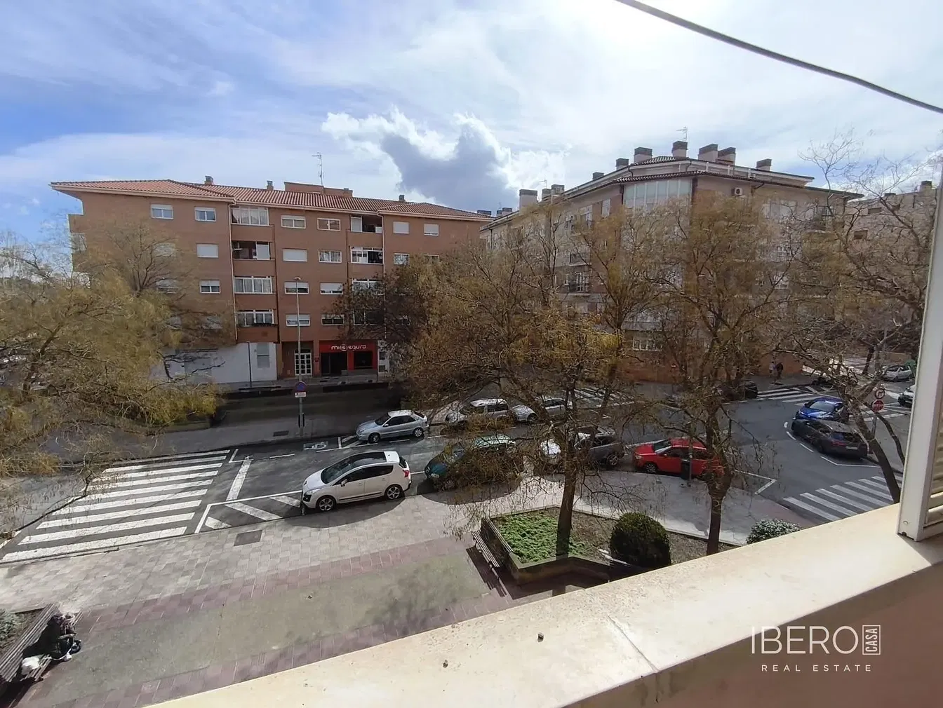 Dnevni boravak; drveni pod, prirodna svjetlost, moderan stil, visoki stropovi