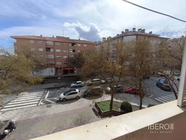 Dnevni boravak; drveni pod, prirodna svjetlost, moderan stil, visoki stropovi