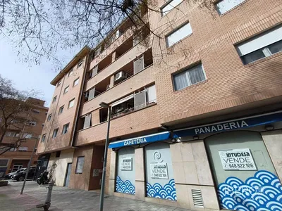 Kuhinja; kućanski aparati, drveni pod, prirodna svjetlost, moderan stil