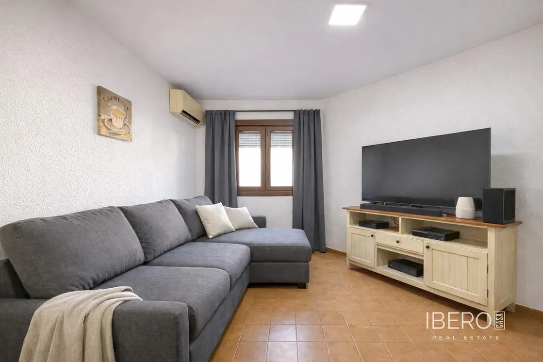 Kuhinja; kućanski aparati, drveni pod, prirodna svjetlost, moderan stil