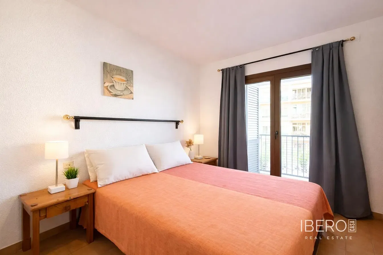 Kuhinja; kućanski aparati, drveni pod, prirodna svjetlost, moderan stil