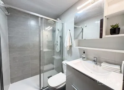 Kuhinja; kućanski aparati, drveni pod, prirodna svjetlost, moderan stil