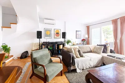 Mutfak; mutfak aletleri, ahşap zemin, doğal ışık, modern stil