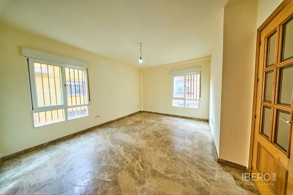 Living room; wood floor, natural light, modern style
