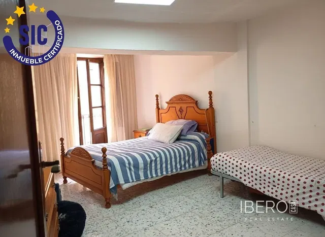 Living room; wood floor, natural light, modern style