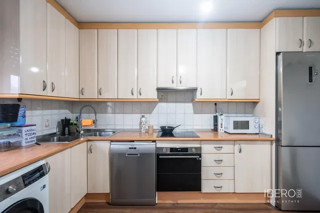 Küche; küchengeräte, holzboden, tageslicht, moderner stil