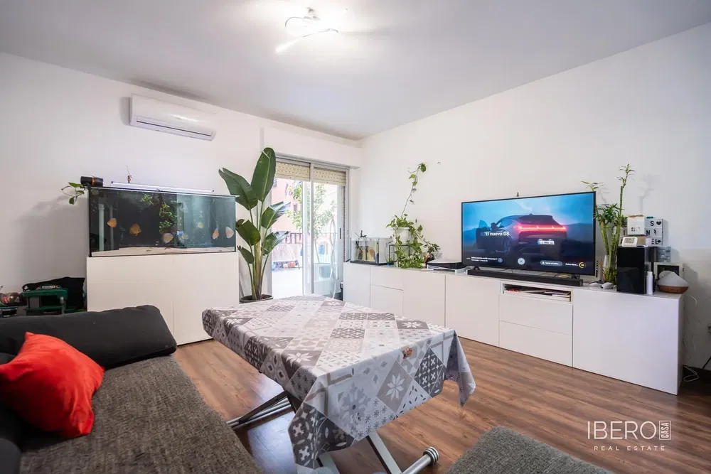 Küche; küchengeräte, holzboden, tageslicht, moderner stil