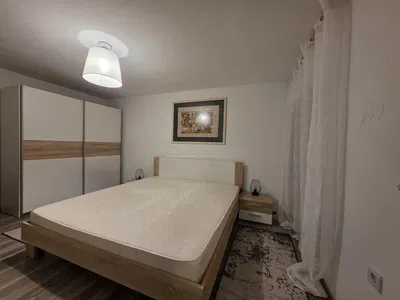 Küche; küchengeräte, holzboden, tageslicht, moderner stil