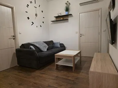 Küche; küchengeräte, holzboden, tageslicht, moderner stil