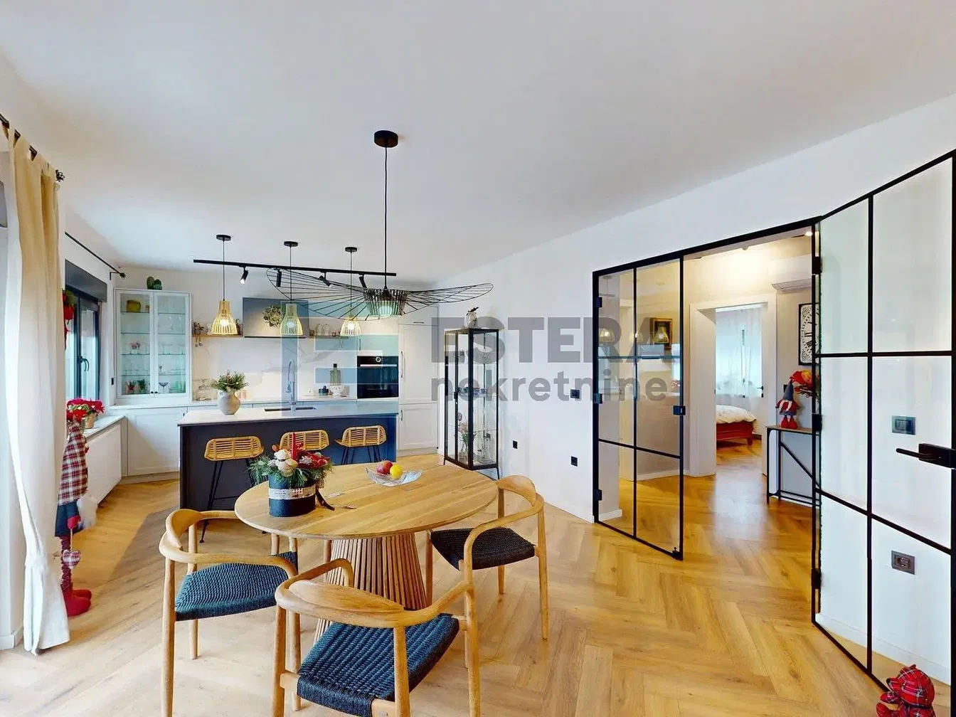 Cuisine; électroménager, parquet, lumière naturelle, style moderne