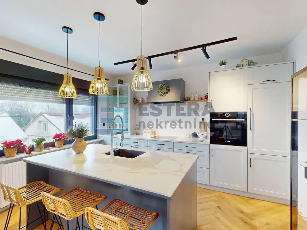 Cuisine; électroménager, parquet, lumière naturelle, style moderne