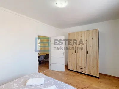 Cuisine; électroménager, parquet, lumière naturelle, style moderne