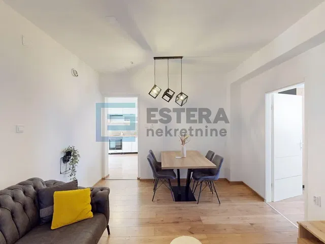 Cuisine; électroménager, parquet, lumière naturelle, style moderne