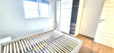 Cucina; elettrodomestici, pavimento in legno, luce naturale, stile moderno