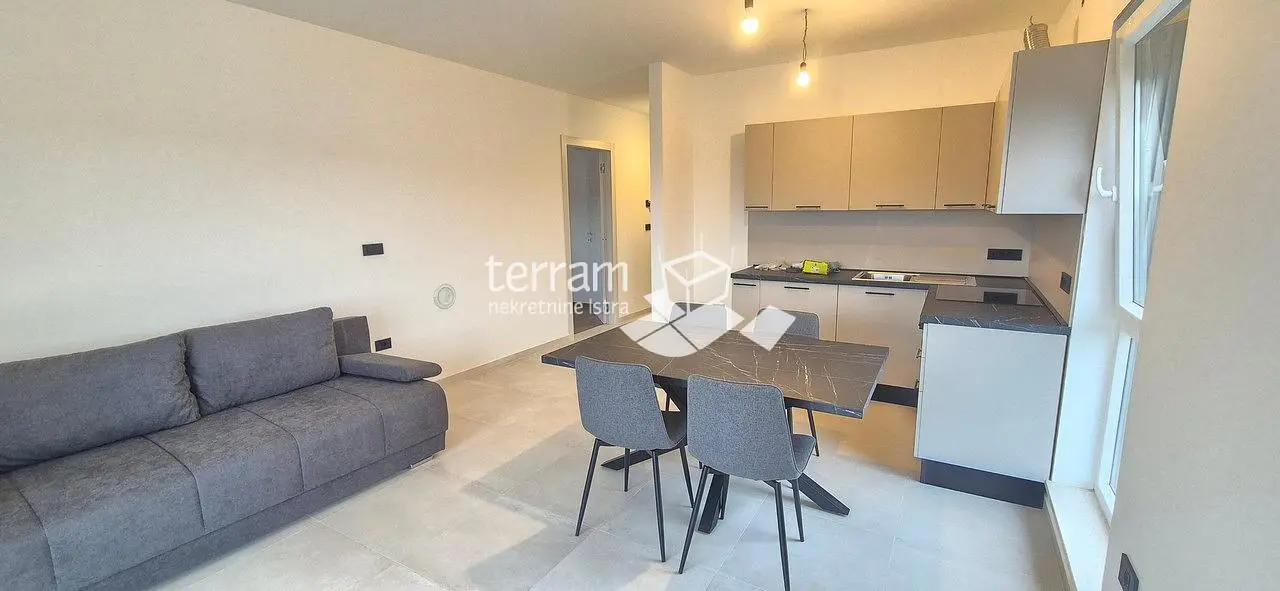 Cucina; elettrodomestici, pavimento in legno, luce naturale, stile moderno