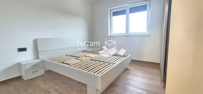 Cucina; elettrodomestici, pavimento in legno, luce naturale, stile moderno