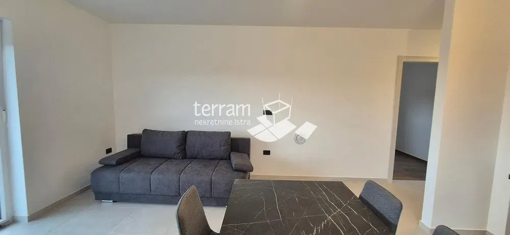 Cucina; elettrodomestici, pavimento in legno, luce naturale, stile moderno