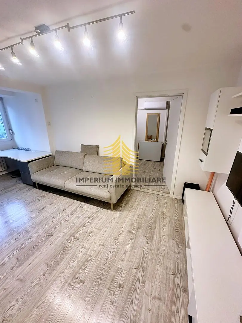 Cuisine; électroménager, parquet, lumière naturelle, style moderne