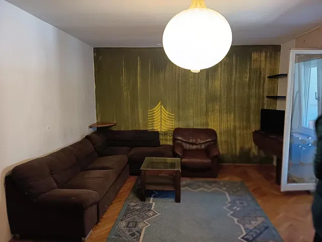 Кухиња; кухињски апарати, дрвени под, природно светло, модерни стил