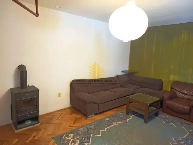 Кухиња; кухињски апарати, дрвени под, природно светло, модерни стил