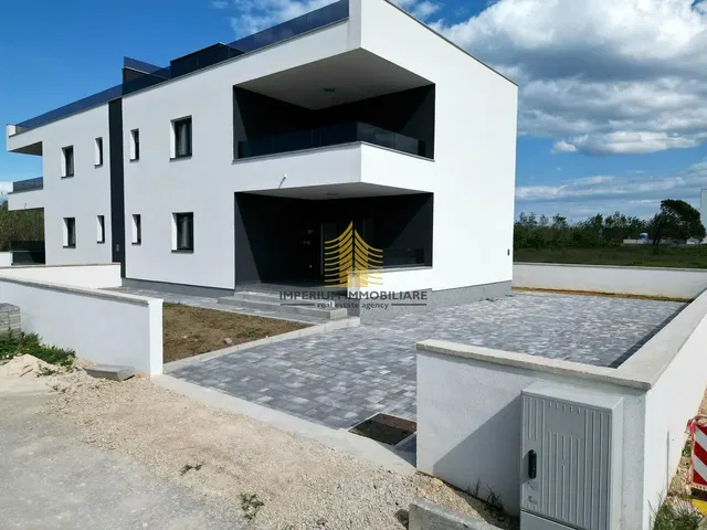 Cocina; electrodomésticos, suelo de madera, luz natural, estilo moderno