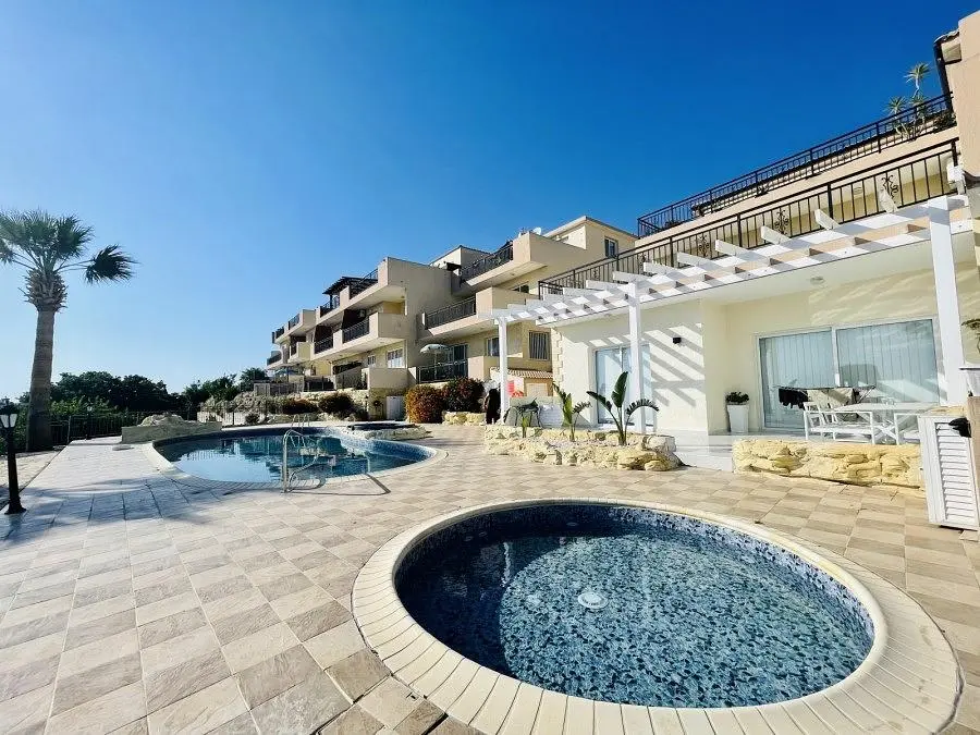 Salon; parquet, lumière naturelle, style moderne