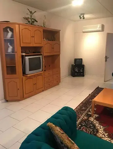 Cuisine; électroménager, carrelage, lumière naturelle, style moderne