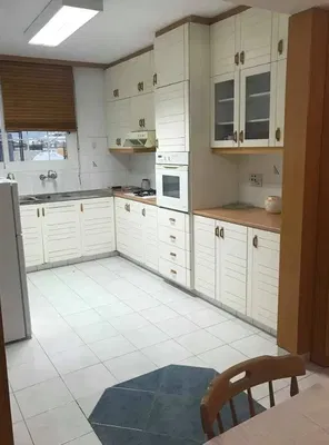 Cuisine; électroménager, parquet, lumière naturelle, style moderne