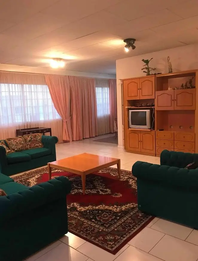 Salon; parquet, lumière naturelle, style moderne