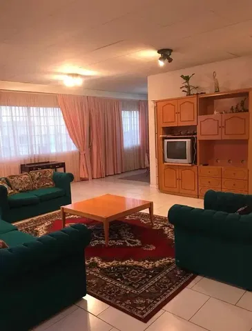 Salon; parquet, lumière naturelle, style moderne