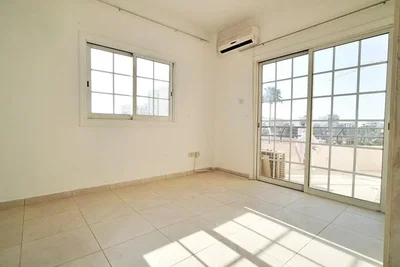 Salon; parquet, lumière naturelle, style moderne