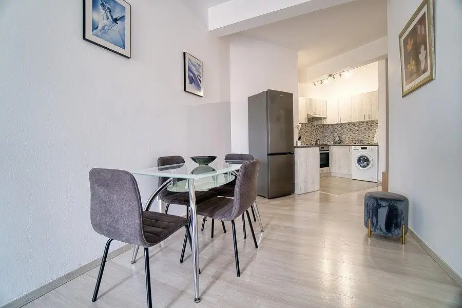 Кухиња; кухињски апарати, дрвени под, природно светло, модерни стил