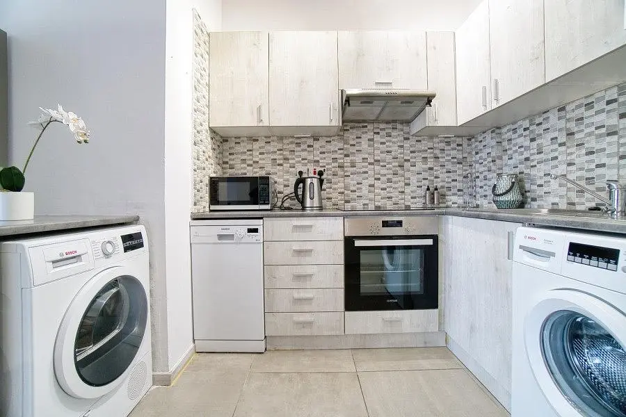 Дневна соба; дрвени под, природно светло, модерни стил