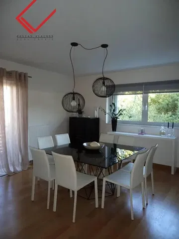 Cuisine; électroménager, parquet, lumière naturelle, style moderne