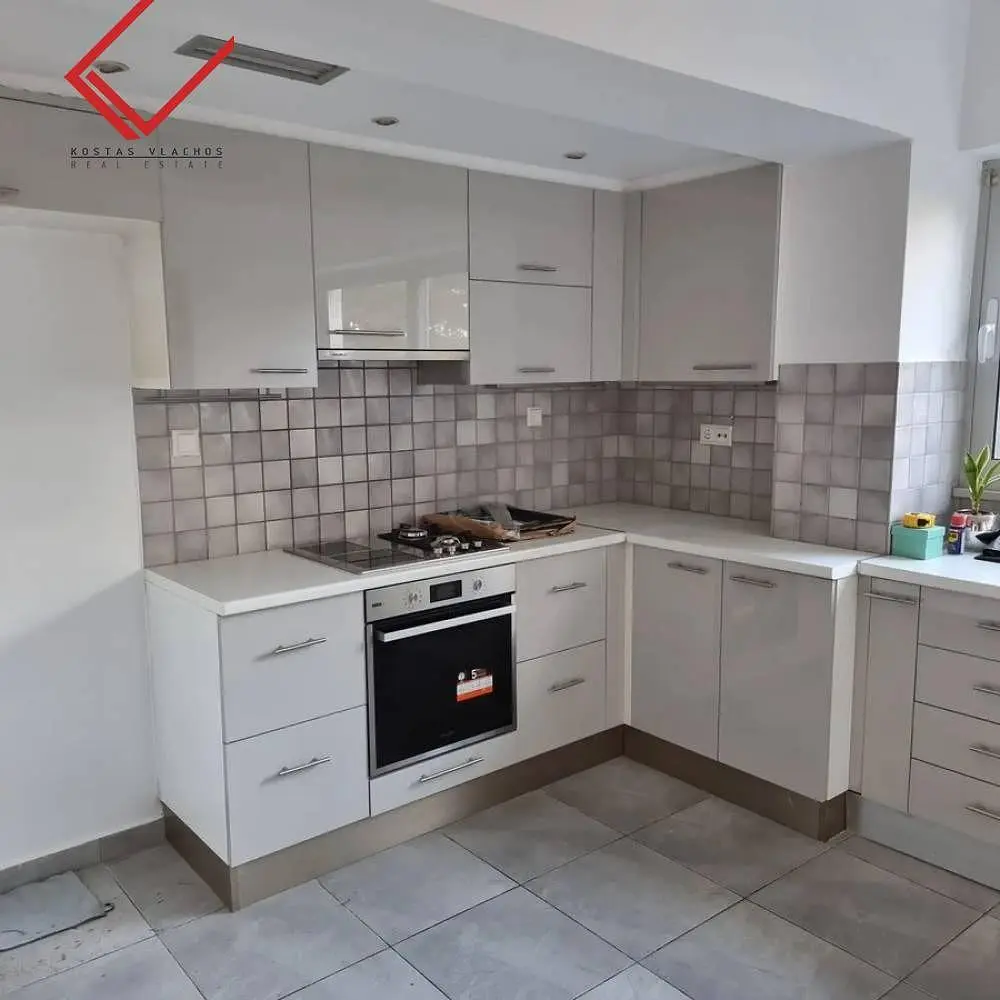 Cuisine; électroménager, carrelage, lumière naturelle, style moderne