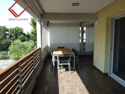 Cuisine; électroménager, parquet, lumière naturelle, style moderne