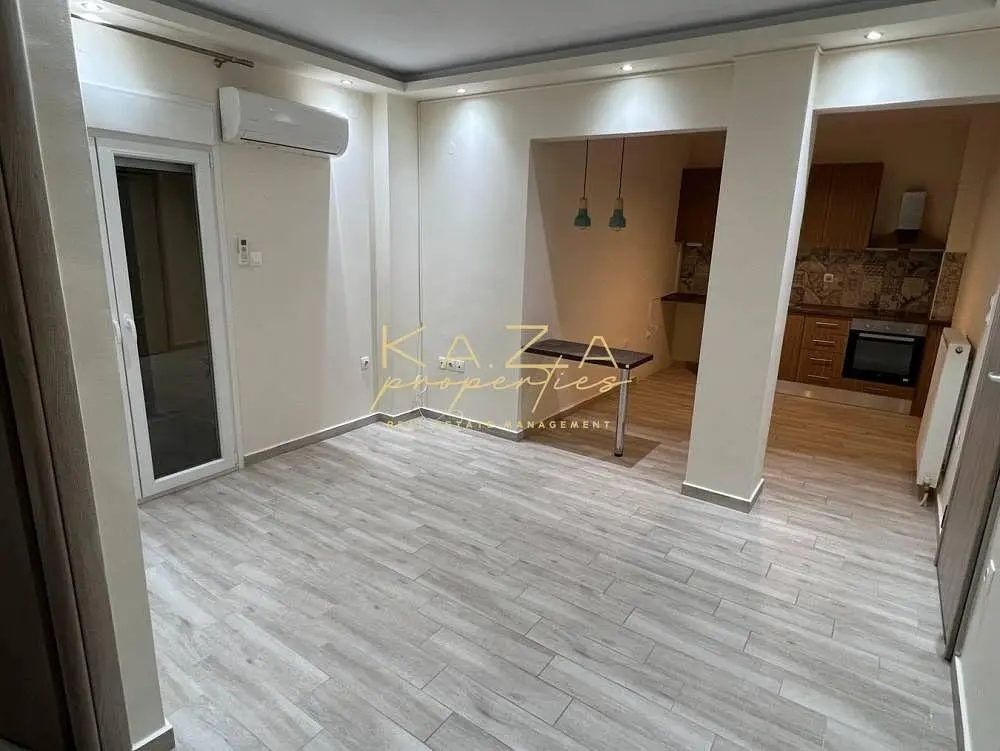 Kuchyně; kuchyňské spotřebiče, dřevěná podlaha, přirozené světlo, moderní styl