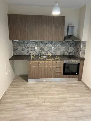 Kuchyně; kuchyňské spotřebiče, dřevěná podlaha, přirozené světlo, moderní styl