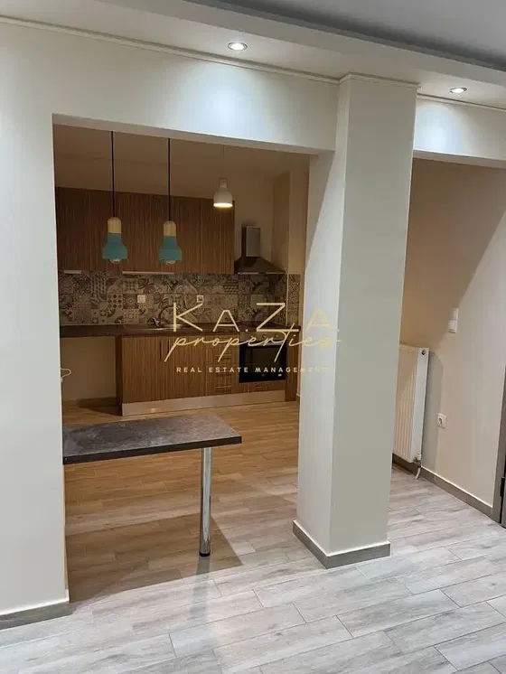 Obývací pokoj; dřevěná podlaha, přirozené světlo, moderní styl