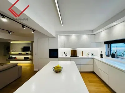 Cuisine; électroménager, parquet, lumière naturelle, style moderne