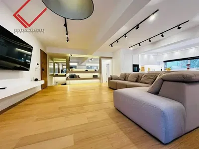 Cuisine; électroménager, carrelage, lumière naturelle, style moderne