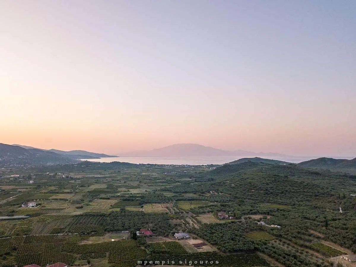Cuisine; électroménager, carrelage, lumière naturelle, style moderne