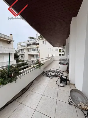 Cuisine; électroménager, parquet, lumière naturelle, style moderne