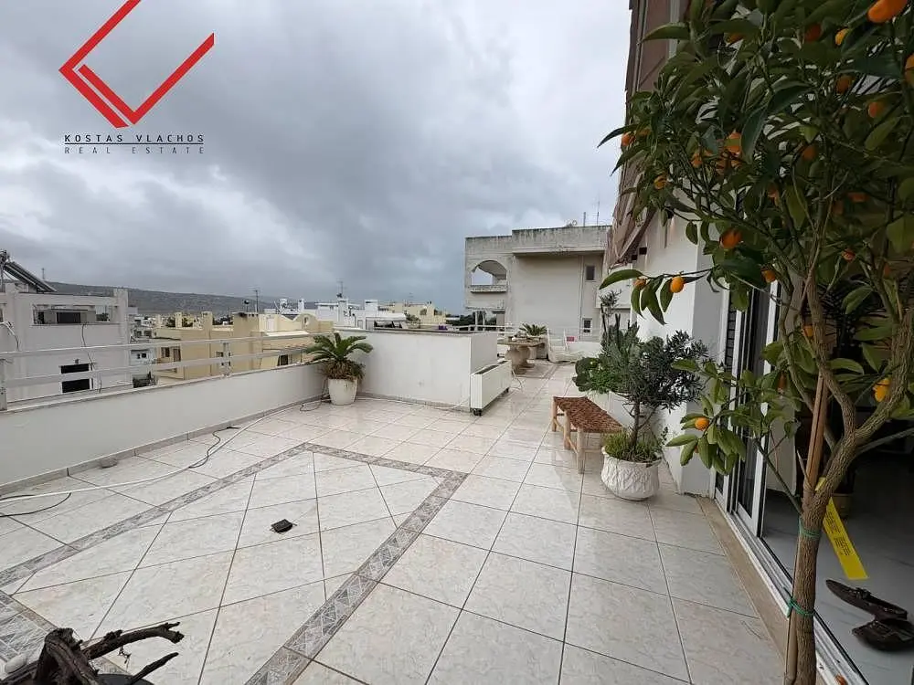 Cuisine; électroménager, carrelage, lumière naturelle, style moderne