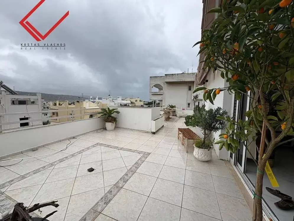 Cuisine; électroménager, carrelage, lumière naturelle, style moderne